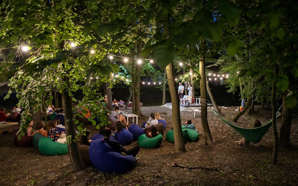 Вечірній концерт на території кемпінгу